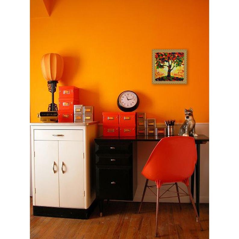 Оранжевые стены в кабинете