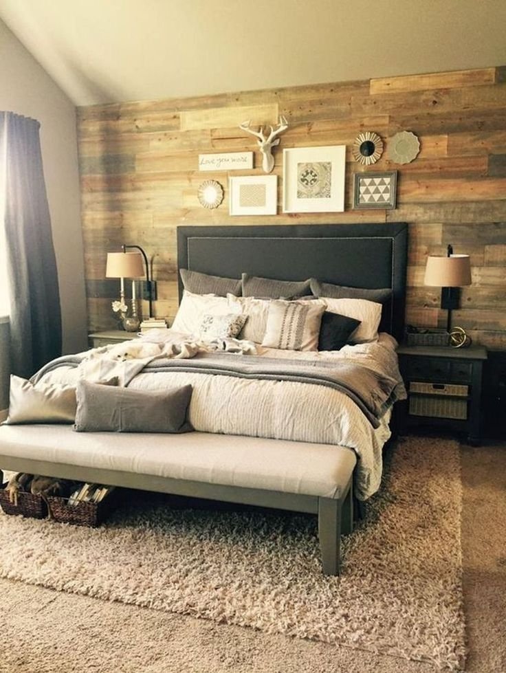 Спальня с деревянным изголовьем