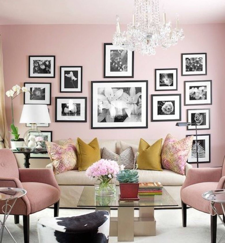 Бледно розовые стены в гостиной