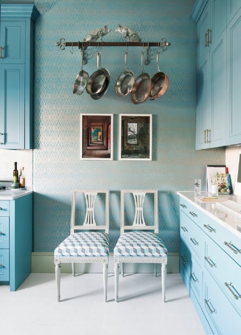 Голубые стены на кухне