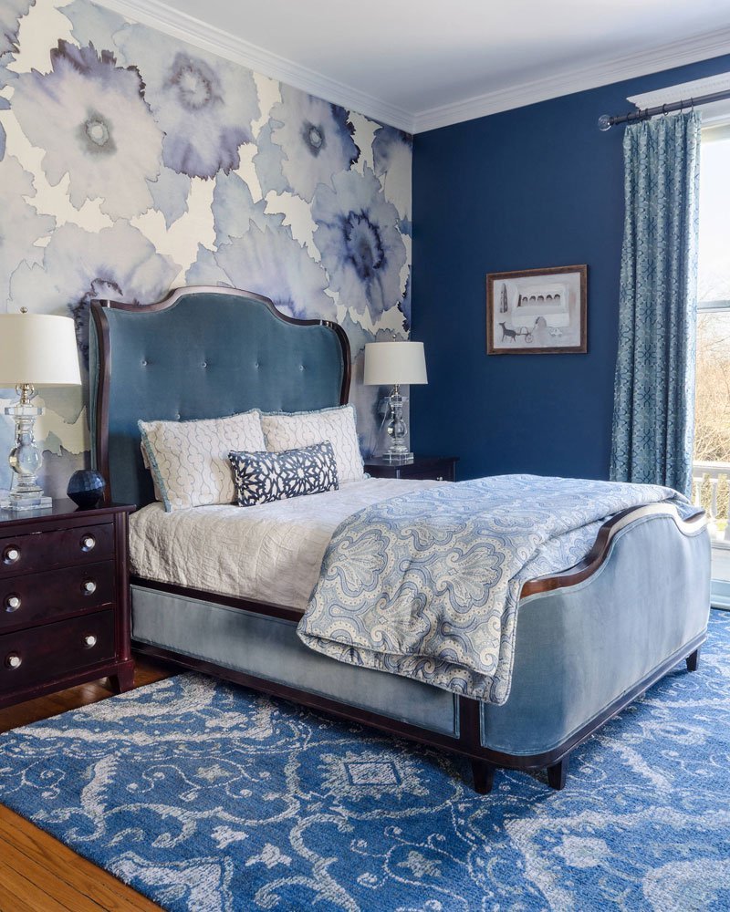 Синие стены в интерьере спальни (81 фото)