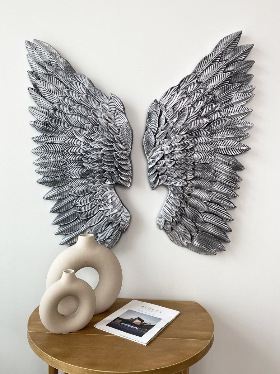 Крылья на стене