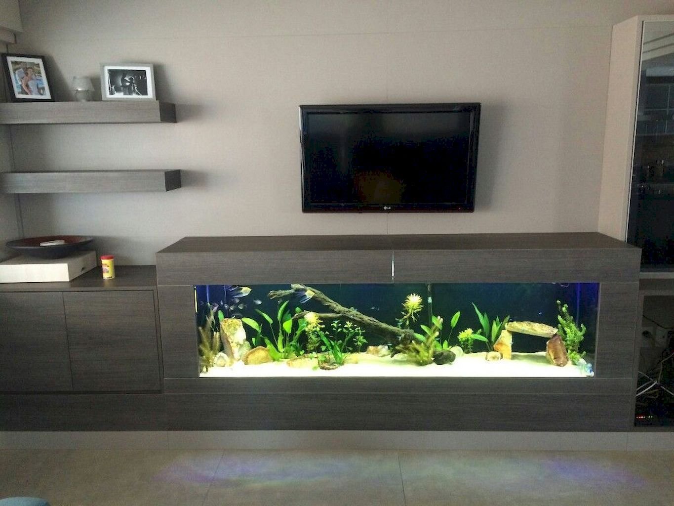 аквариум в мебельной стенке