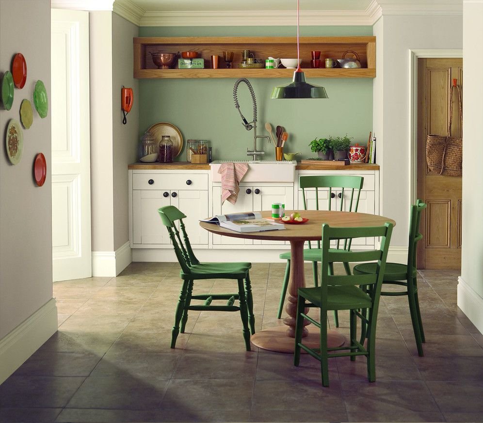 Чем можно покрасить кухню. Dulux overtly Olive. Overtly Olive Dulux в интерьере. Оливковый цвет стен на кухне. Оливковые стены в интерьере кухни.
