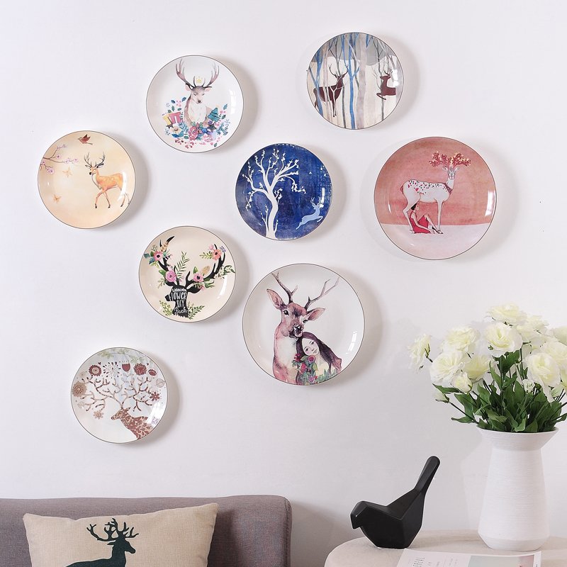 Декоративные тарелки на стену в интерьере