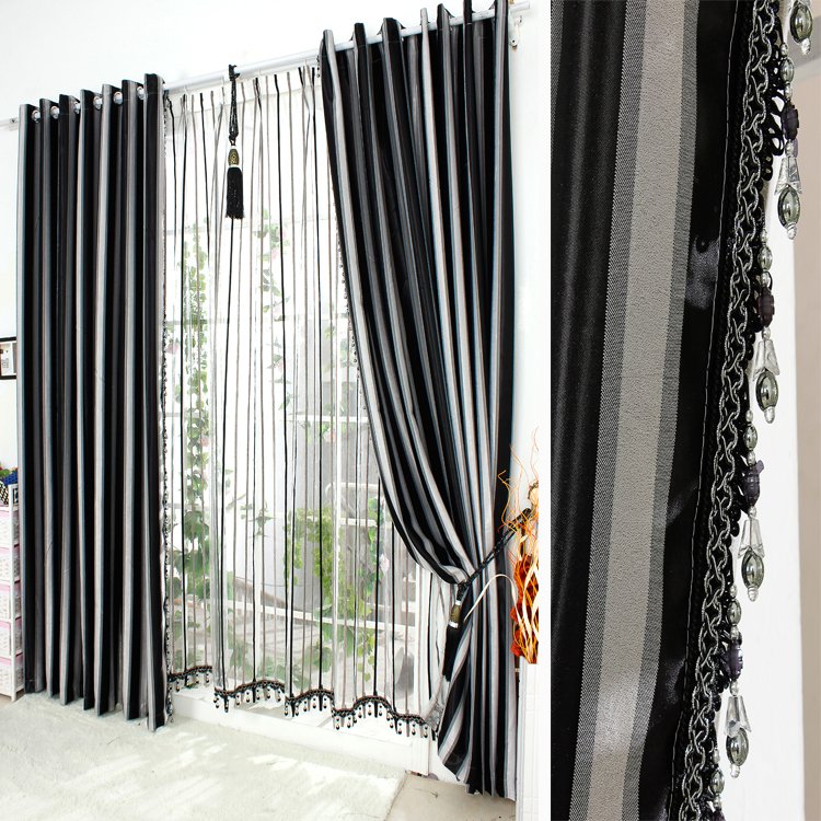 Цветные шторы в черно-белом интерьере