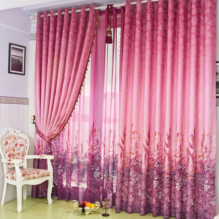 Розовые шторы в интерьере гостиной