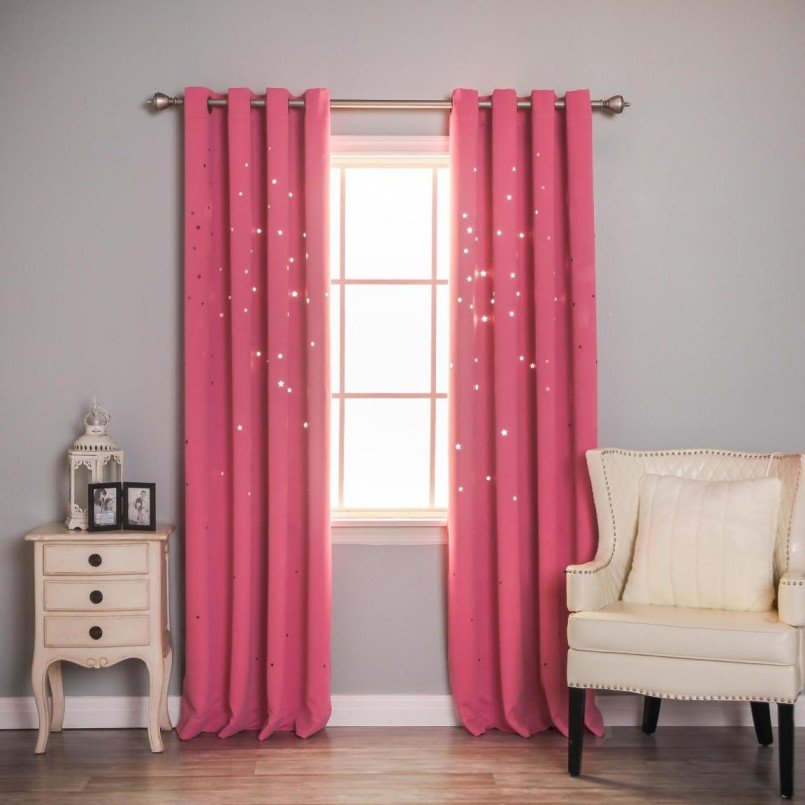Какие шторы розовым обоям. Розовые шторы. Розовые шторы в спальню. Шторы к розовым стенам. Шторы серо розовые.