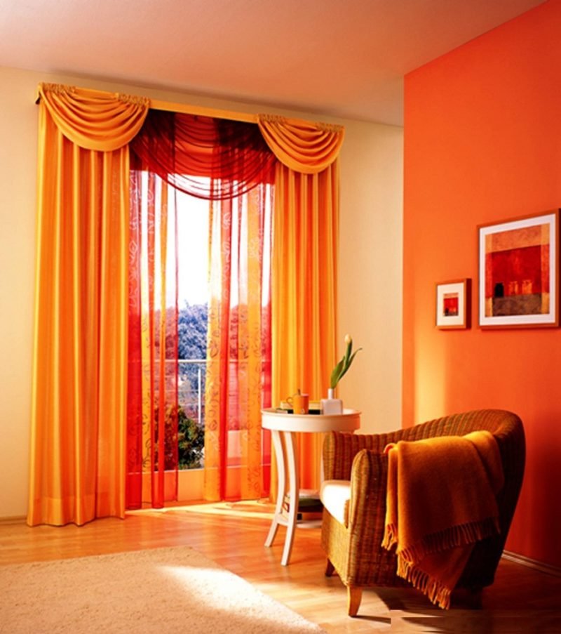 Оранжевый диван и зеленые шторы