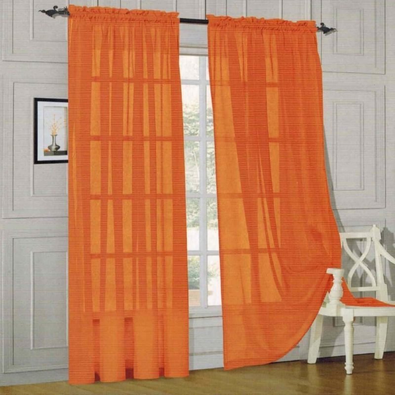 Оранжевые шторы в кабинете