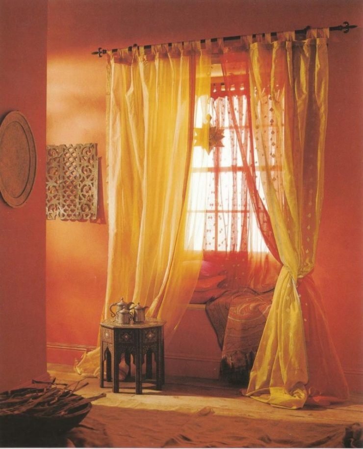 Оранжево-белый интерьер комнаты