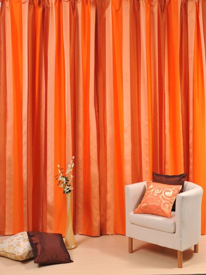 Оранжевые подушки в интерьере