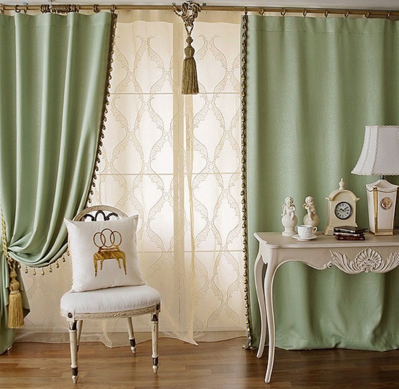 Бархатные шторы в интерьере гостиной для светлых стен фото зеленоватых оттенков