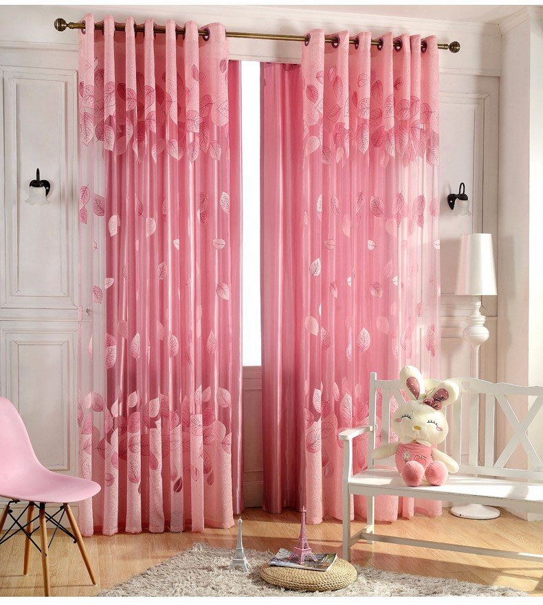 Розовые портьеры в маленькой спальне