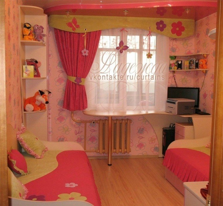 Короткие шторы в комнату девочки