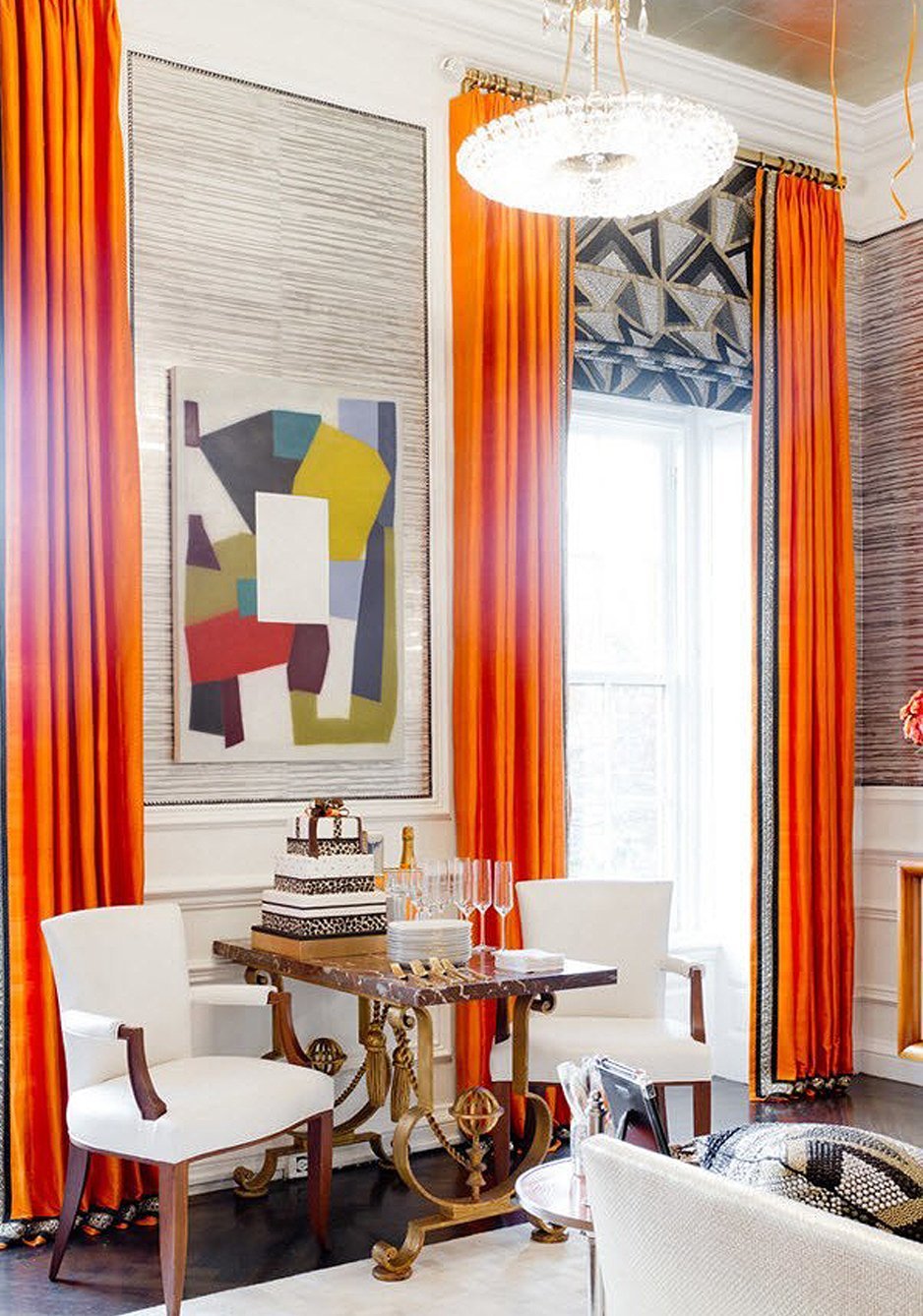 Оранжевые шторы в интерьере гостиной