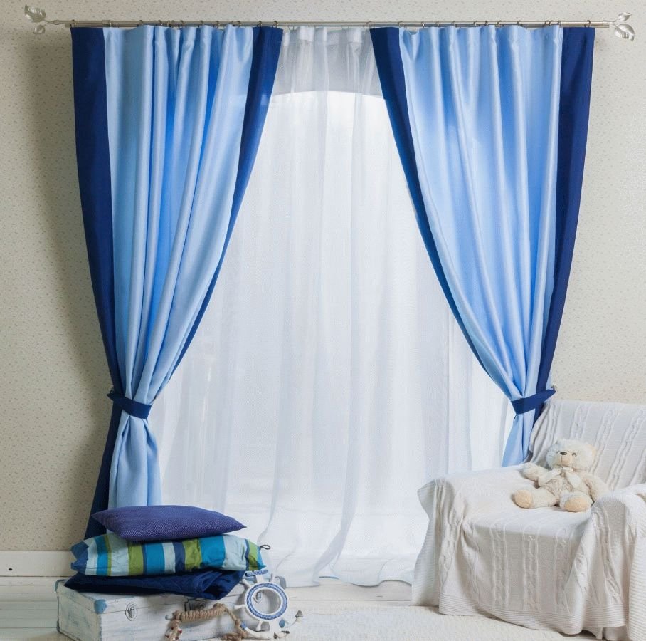 Белая мебель бежевые стены и синие шторы в интерьере