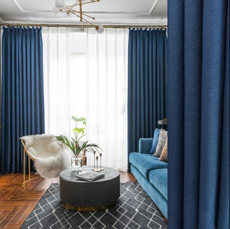 Интерьер гостиной 20м с мебелью и синими шторами