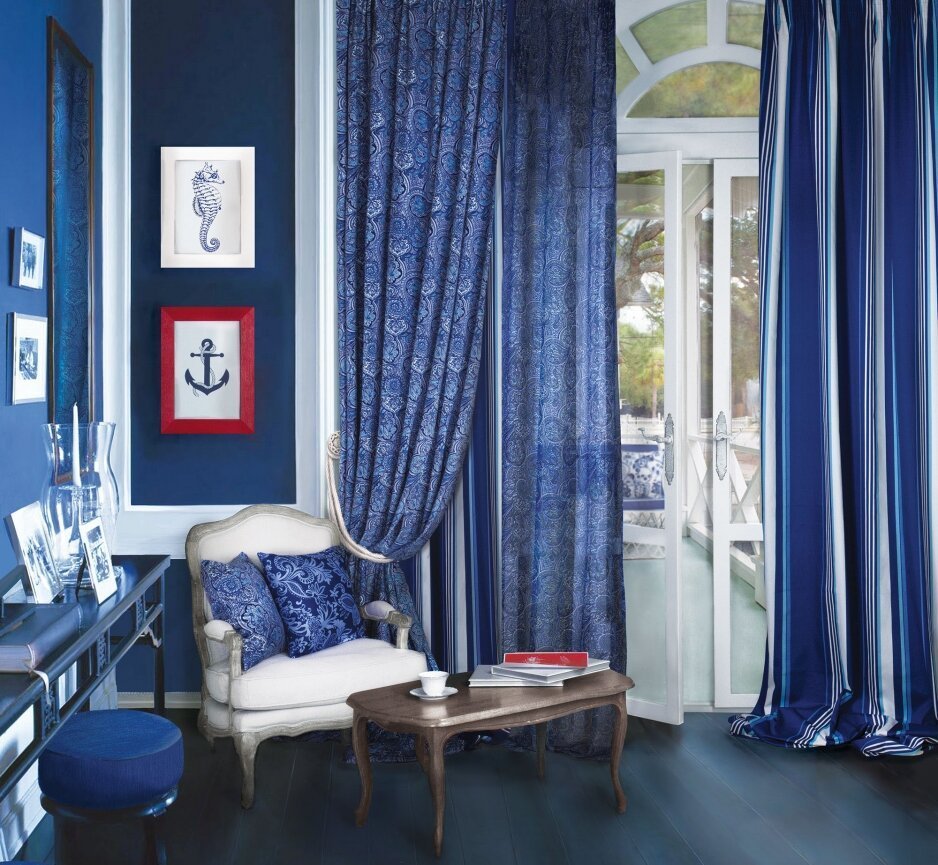 Гостиная с синими шторами (66 фото)