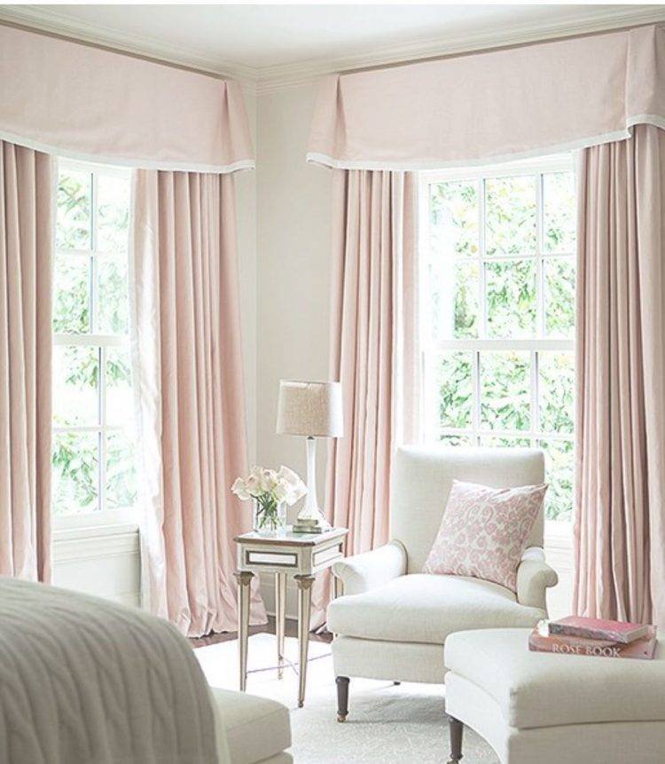 Розовые шторы в интерьере спальни (80 фото)