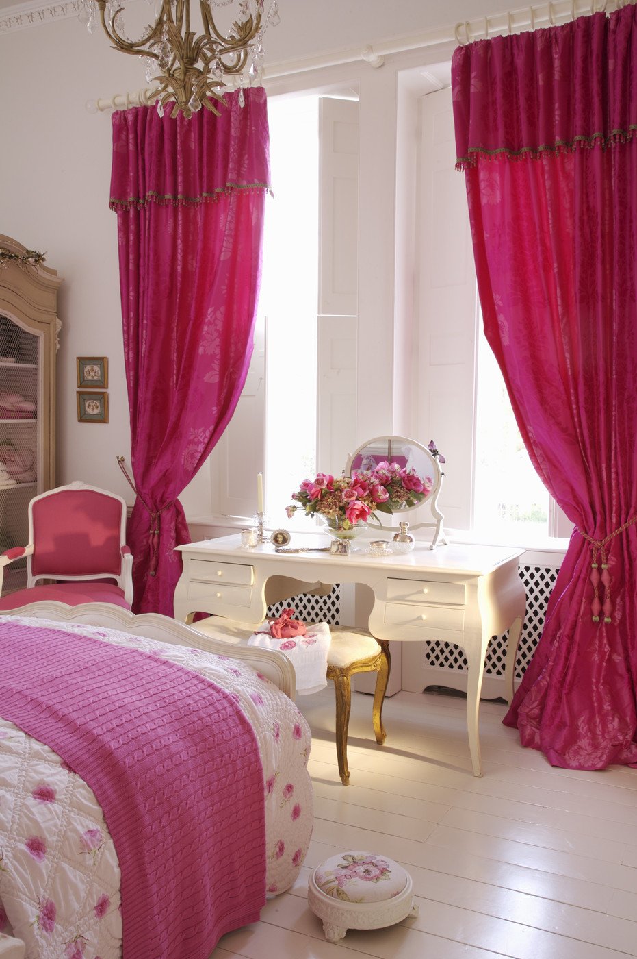 Розовые шторы в интерьере спальни (80 фото)