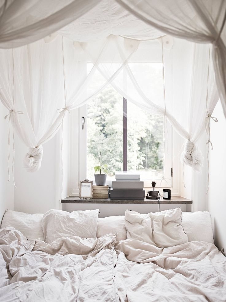 Спальня в скандинавском стиле с балдахином