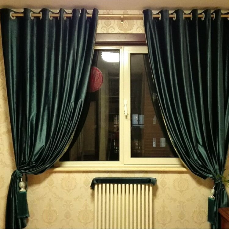 Бордовые бархатные шторы