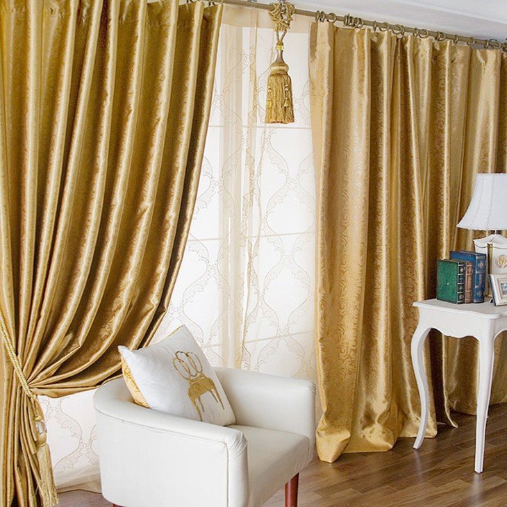 Золотистые шторы для гостиной