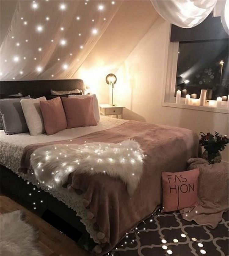 Красивая уютная кровать
