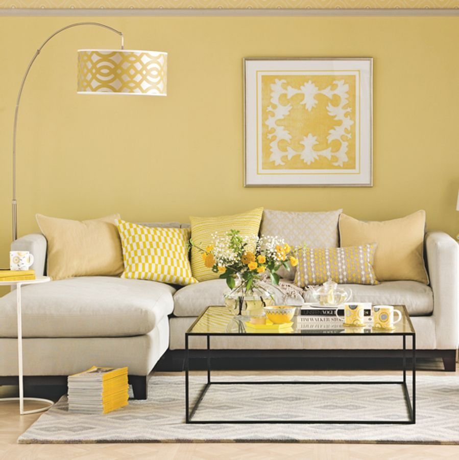 Желтый кожаный диван в интерьере