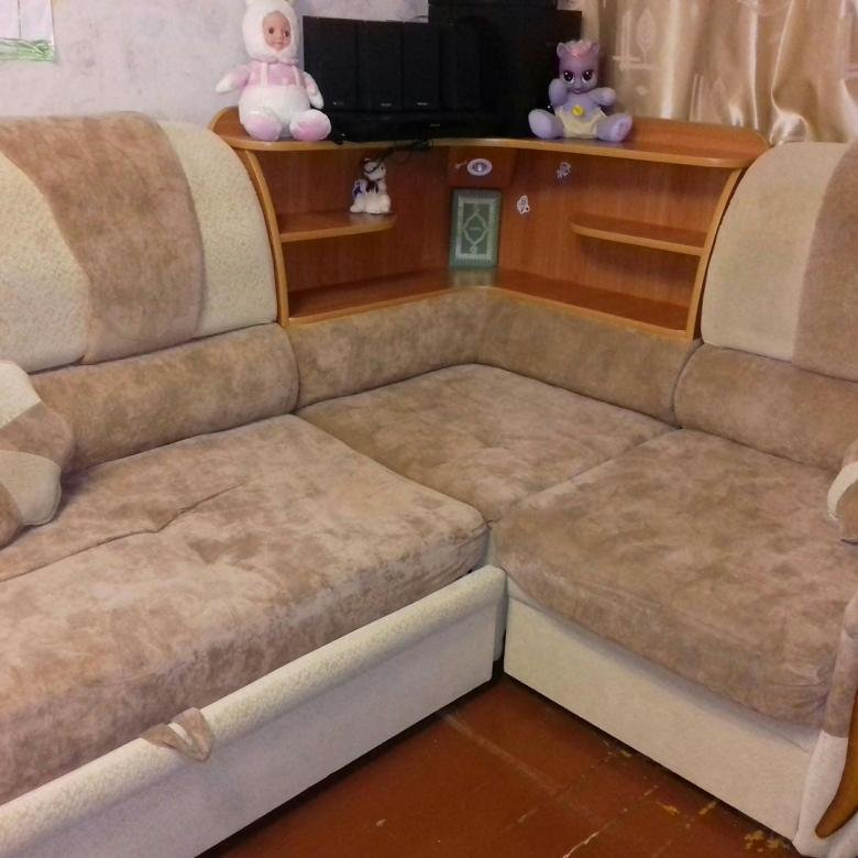 Угловой диван с баром в углу и подсветкой