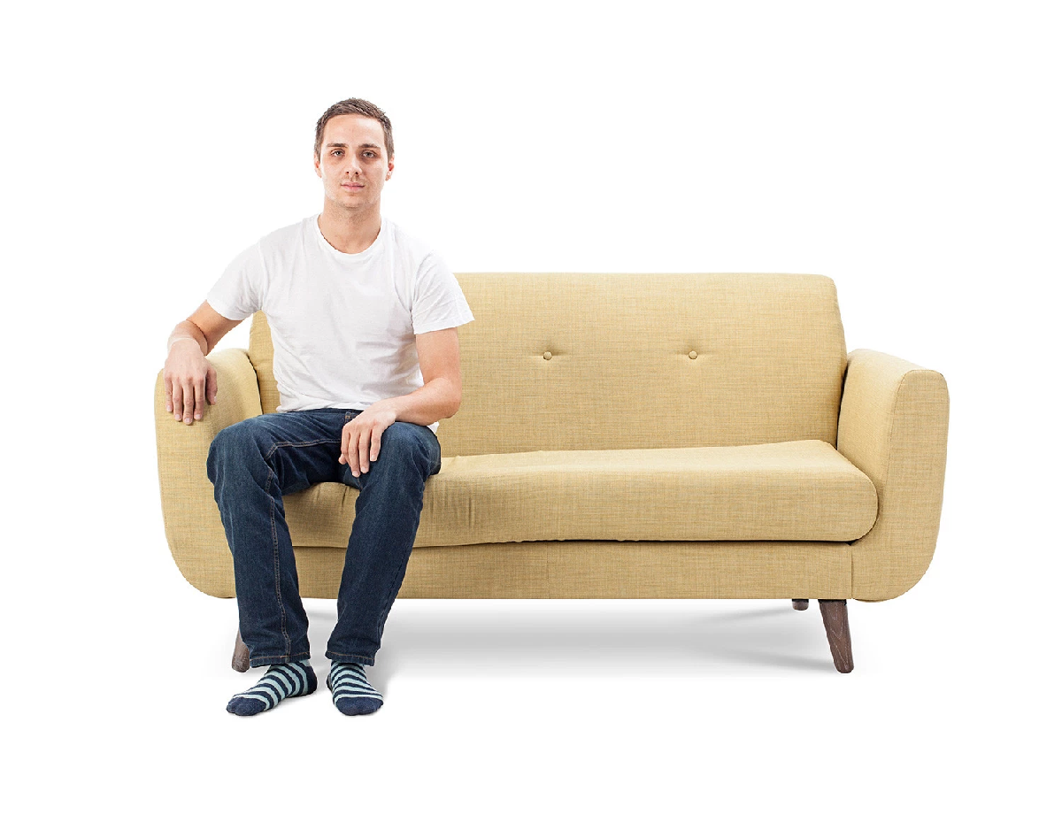 Человек сидит на диване (28 фото)