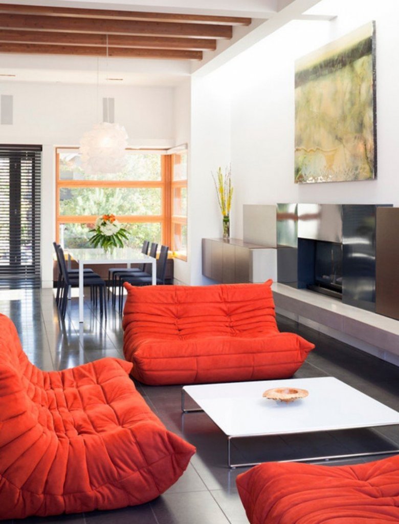 Тумба ТВ дизайн интерьера с оранжевым диваном