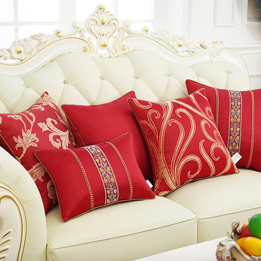 Красные подушки на диван