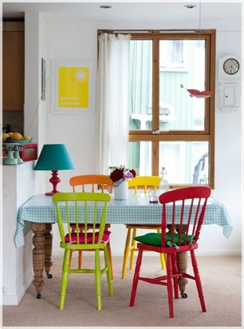 Разноцветные стулья на кухню