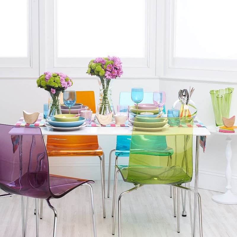 Стол-цветок с цветными стульями