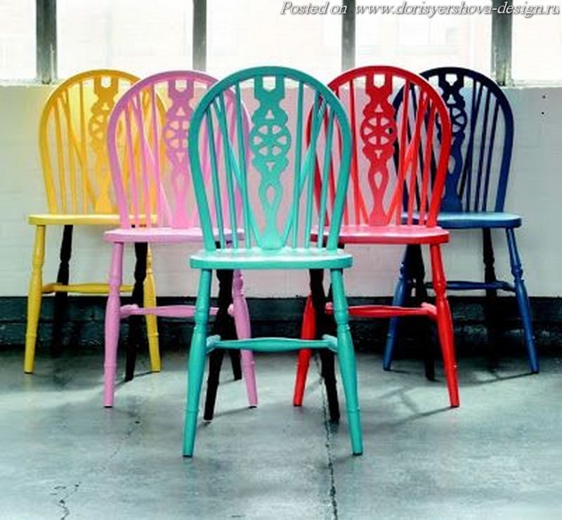 Разноцветные деревянные стулья