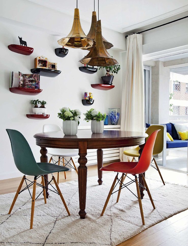Цветные стулья для кухни в интерьере
