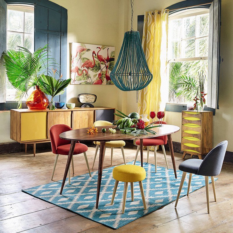 Разноцветные стулья в интерьере кухни