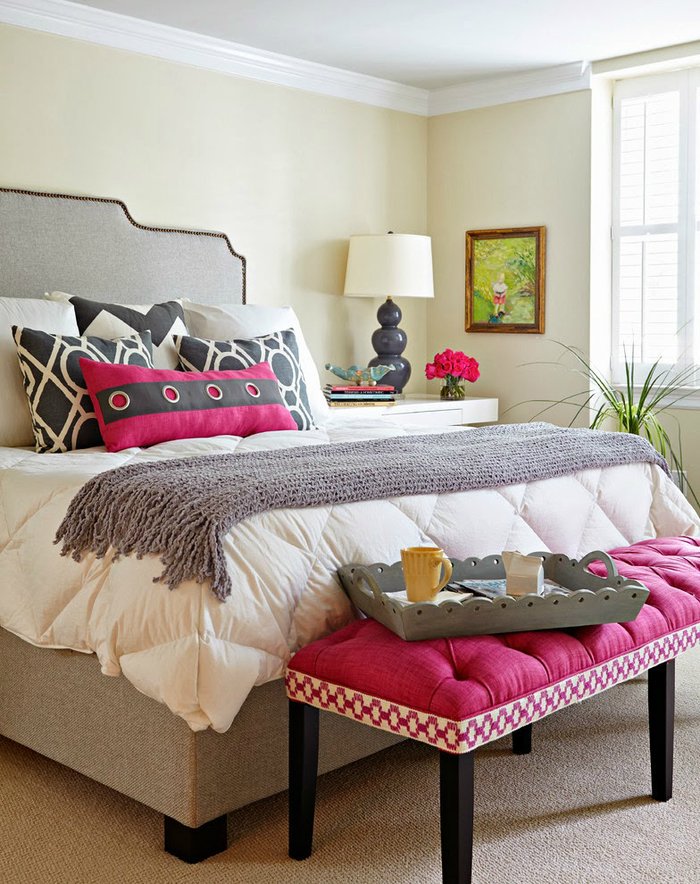 Подушки на кровати в интерьере