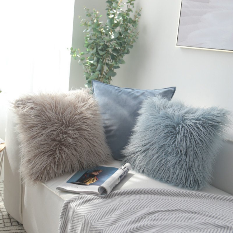 Подушки декоративные меховые на диван