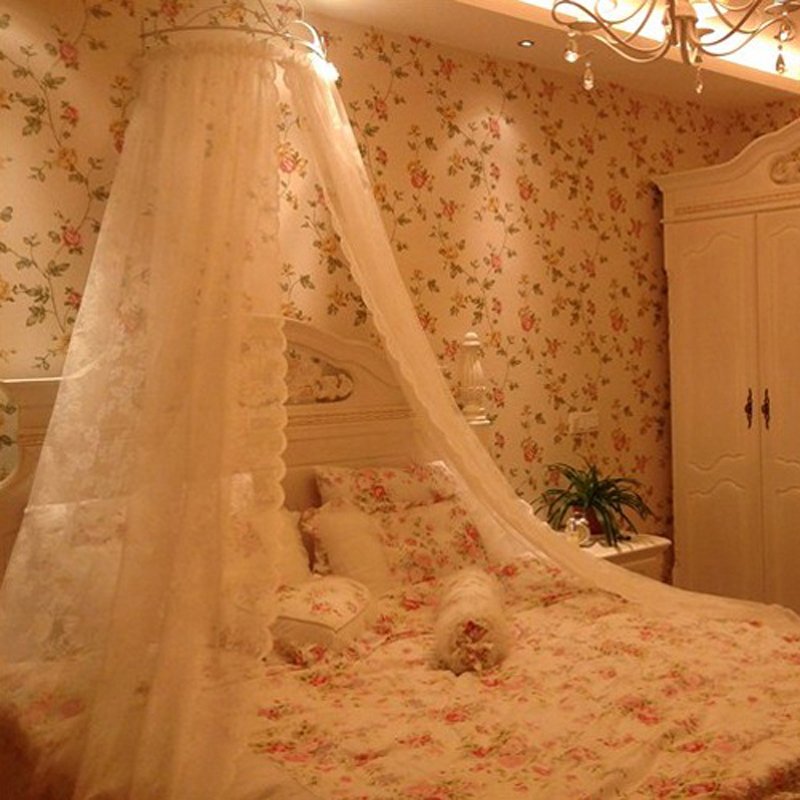Спальня с балдахином над кроватью