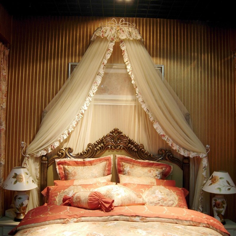 Круглая кровать с балдахином