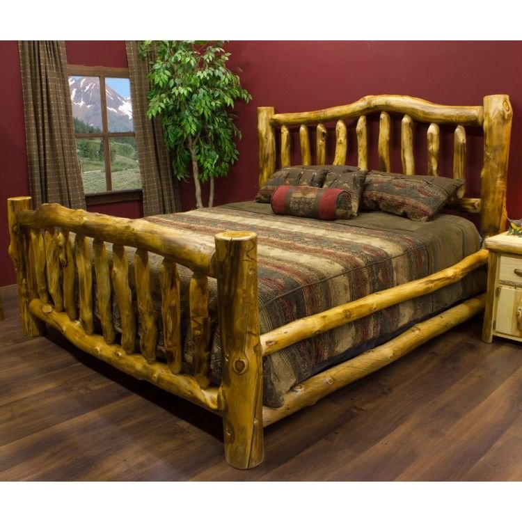 Деревянная кровать из бревен