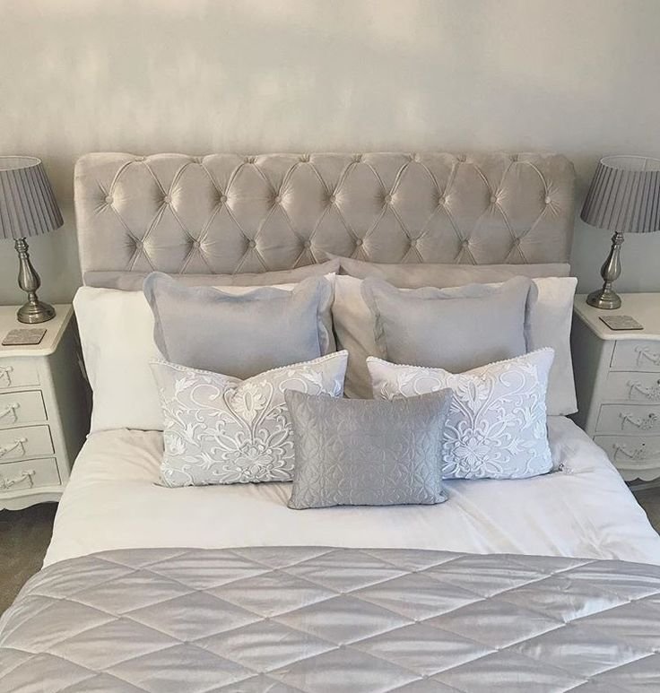 Декоративные подушки на кровать в интерьере фото