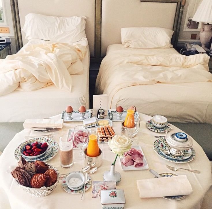 Завтрак в постель в отеле