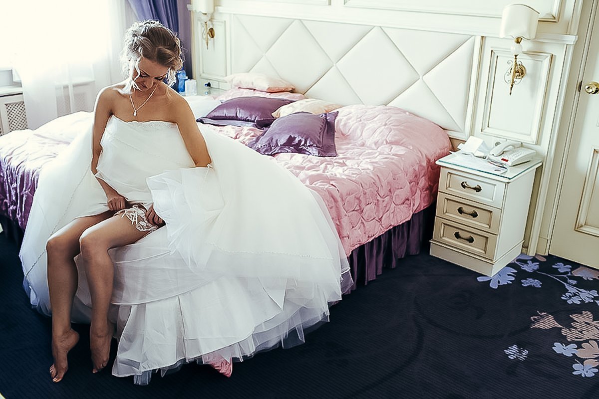 Первая брачная ночь красиво. Свадебное платье на кровати. Сборы невесты фотосессия. Невесты в постели. Невеста в брачную ночь.