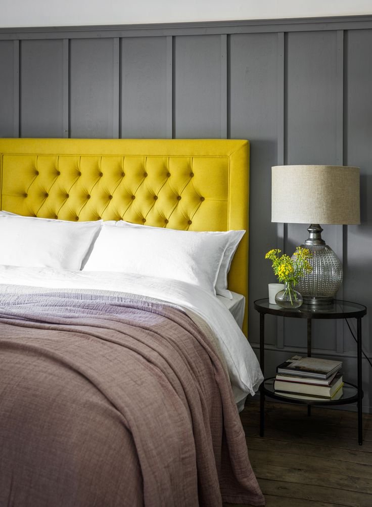 Горчичная кровать. Кровать горчичного цвета. Горчичный цвет изголовья кровати. Кровать с желтым изголовьем. Спальня в горчичном цвете.