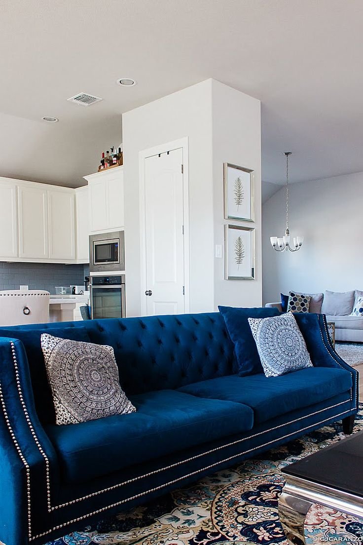 Дизайн интерьера с синим диваном (75 фото)