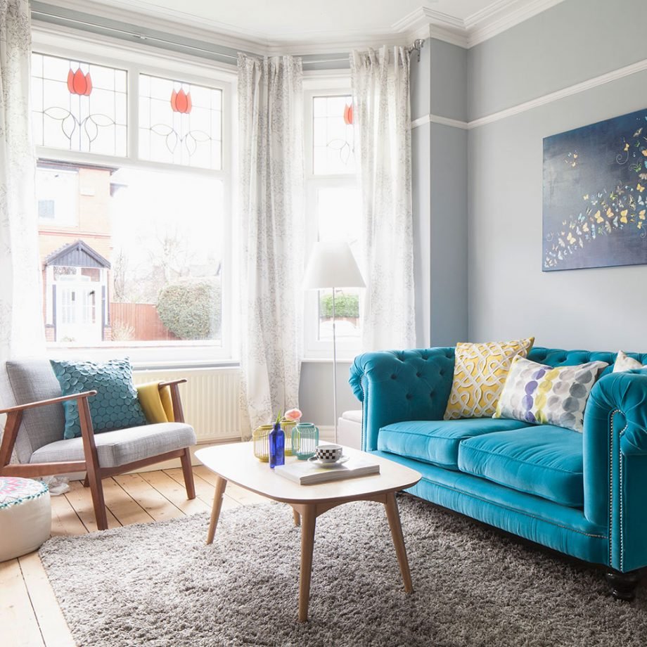 Дизайн гостиной с ярким диваном фото